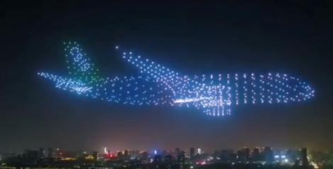 Spectacol fascinant pe cer! Un „avion fantomă” format din 800 de drone a șocat mii de oameni - VIDEO