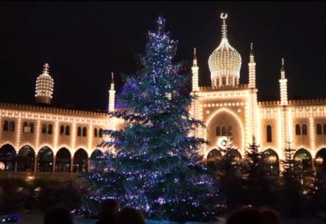 Imagini de poveste! Un brad de Crăciun a fost decorat cu 3.000 de cristale Swarovski, în Copenhaga! Video