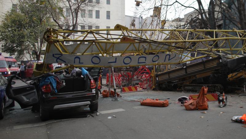 Fotografii șocante cu macaraua căzută în centrul Bucureștiului! Primarul Sectorului 1: „Norocul a fost că a căzut peste un utilaj care a mai atenuat din lovitură”