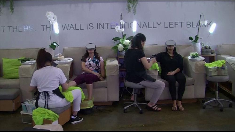 Cum sunt răsfățate femeile la un salon de top! &bdquo;După o zi lungă de muncă, acesta este exact lucrul de care aveam nevoie&rdquo;