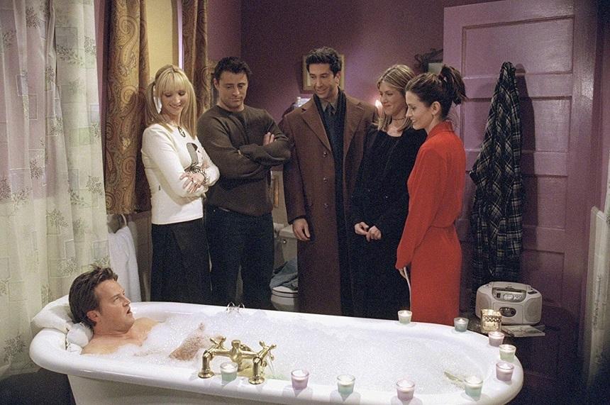 Licitaţie &bdquo;Friends&rdquo; - Pinguinul lui Joey Tribbiani, canapeaua din Central Perk şi invitaţia la nunta Bing, &icirc;ntre loturi