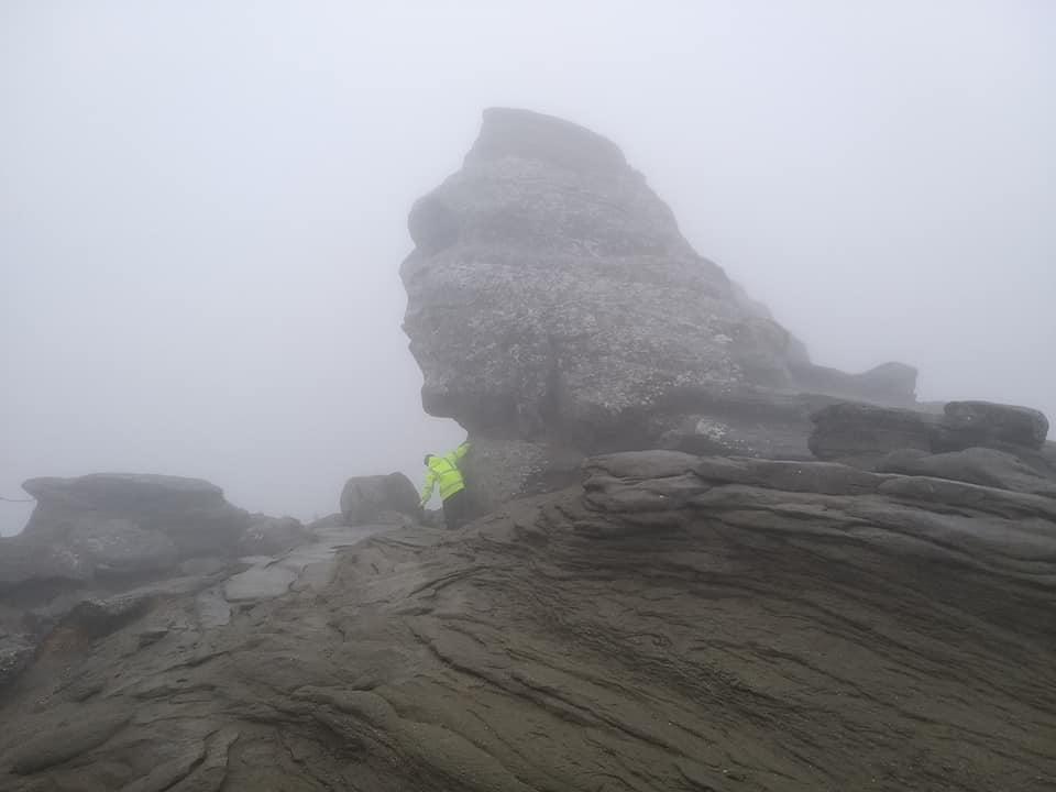 O călugăriță a fost găsită de salvamontiști, &icirc;n pragul hipotermiei, &icirc;n Munții Bucegi. Unde &icirc;ncerca să ajungă femeia