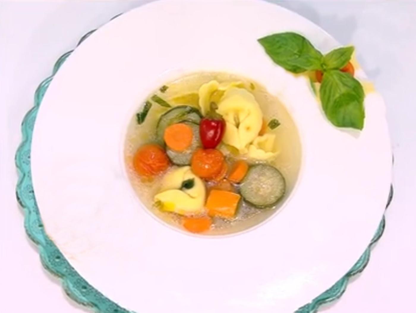 Ce mai putem prepara în post? Supă de post cu tortellini și zucchini