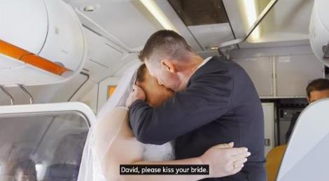 Și-au jurat iubire la 11.000 de metri altitudine! Un cuplu s-a căsătorit în avion în timpul unui zbor - VIDEO