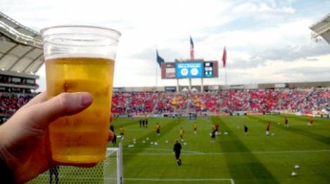 Veste bombă! FRF vrea să permită consumul de bere pe stadioane. Ce spun autoritățile