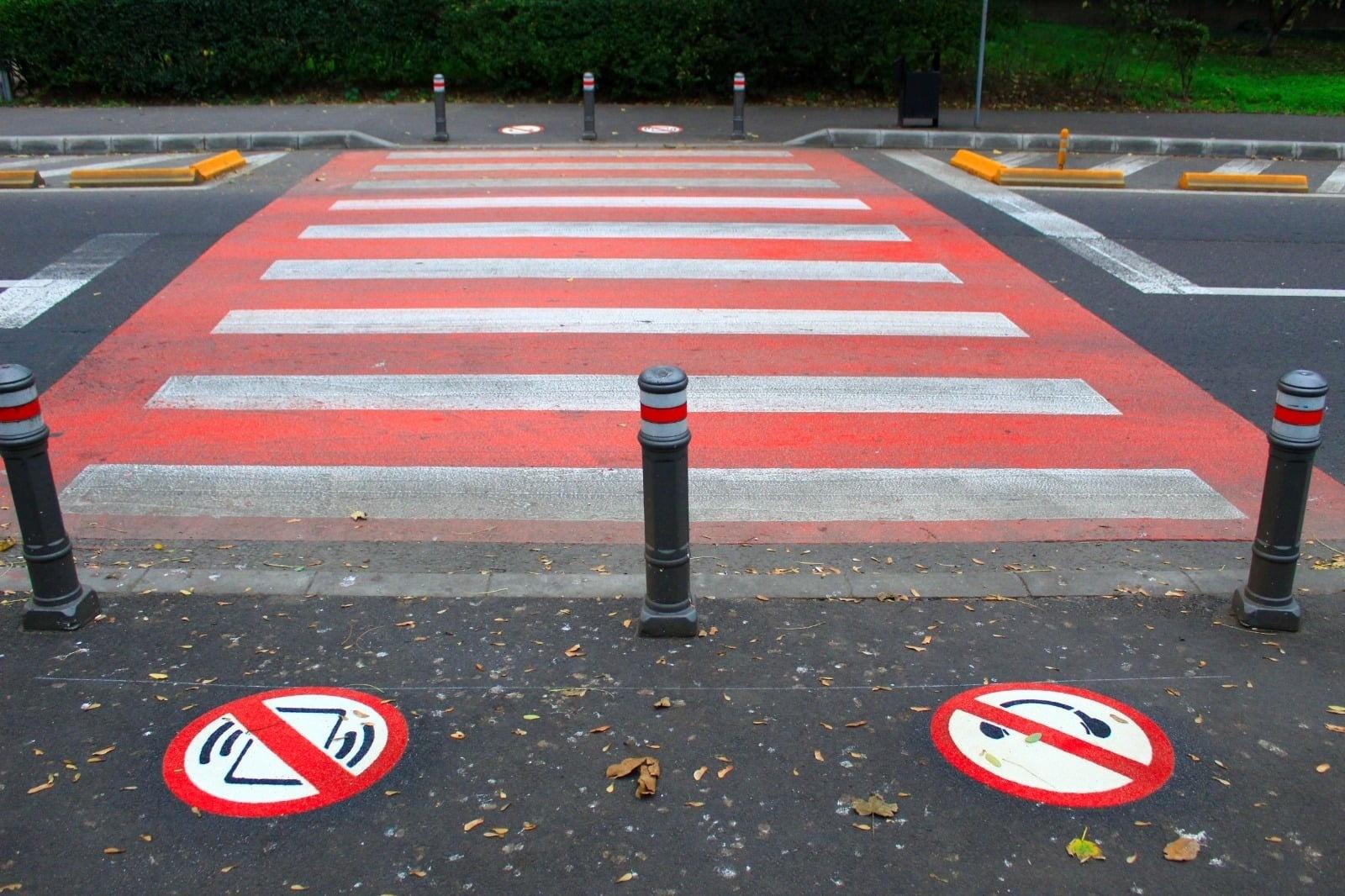 Constanţa: PMP propune interzicerea folosirii telefonului mobil şi a căştilor &icirc;n timpul traversării străzilor