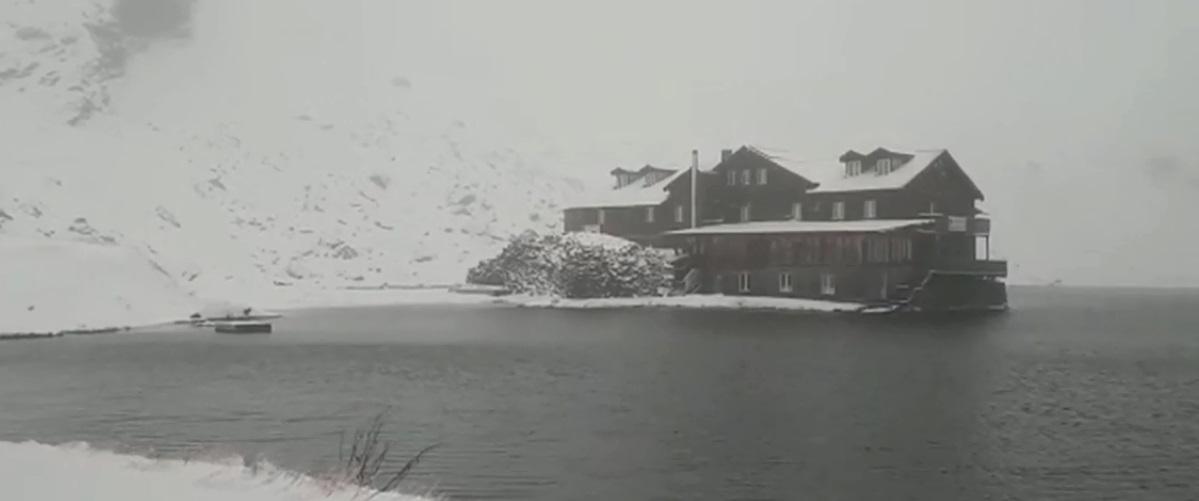 Iarnă &icirc;n toată regula &icirc;n Rom&acirc;nia! Zona &icirc;n care stratul de zăpadă este de c&acirc;ţiva centimetri