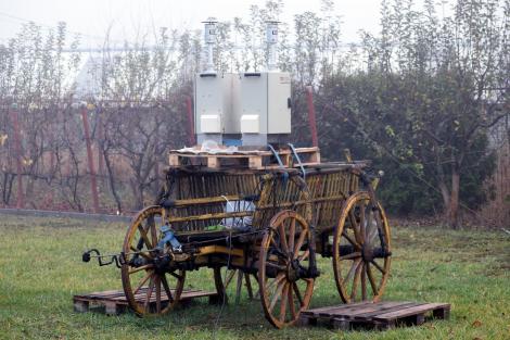O căruță, trimisă la război cu poluarea, în România! Imagini inedite! „Au început oamenii să râdă, așa că am trecut la altă soluție”