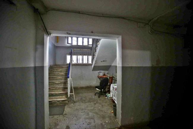 Situație rezolvătoare! Pensionar uitat de autorități &icirc;n blocurile contaminate din Timișoara: "Am bătut la fiecare ușă, polițiștii nu au sesizat lumina"