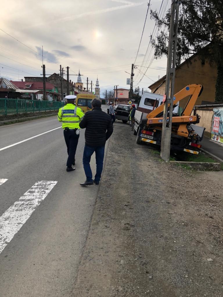 Arad: Şapte copii, la spital după un accident &icirc;n care au fost implicate un microbuz de transport elevi şi un autoturism