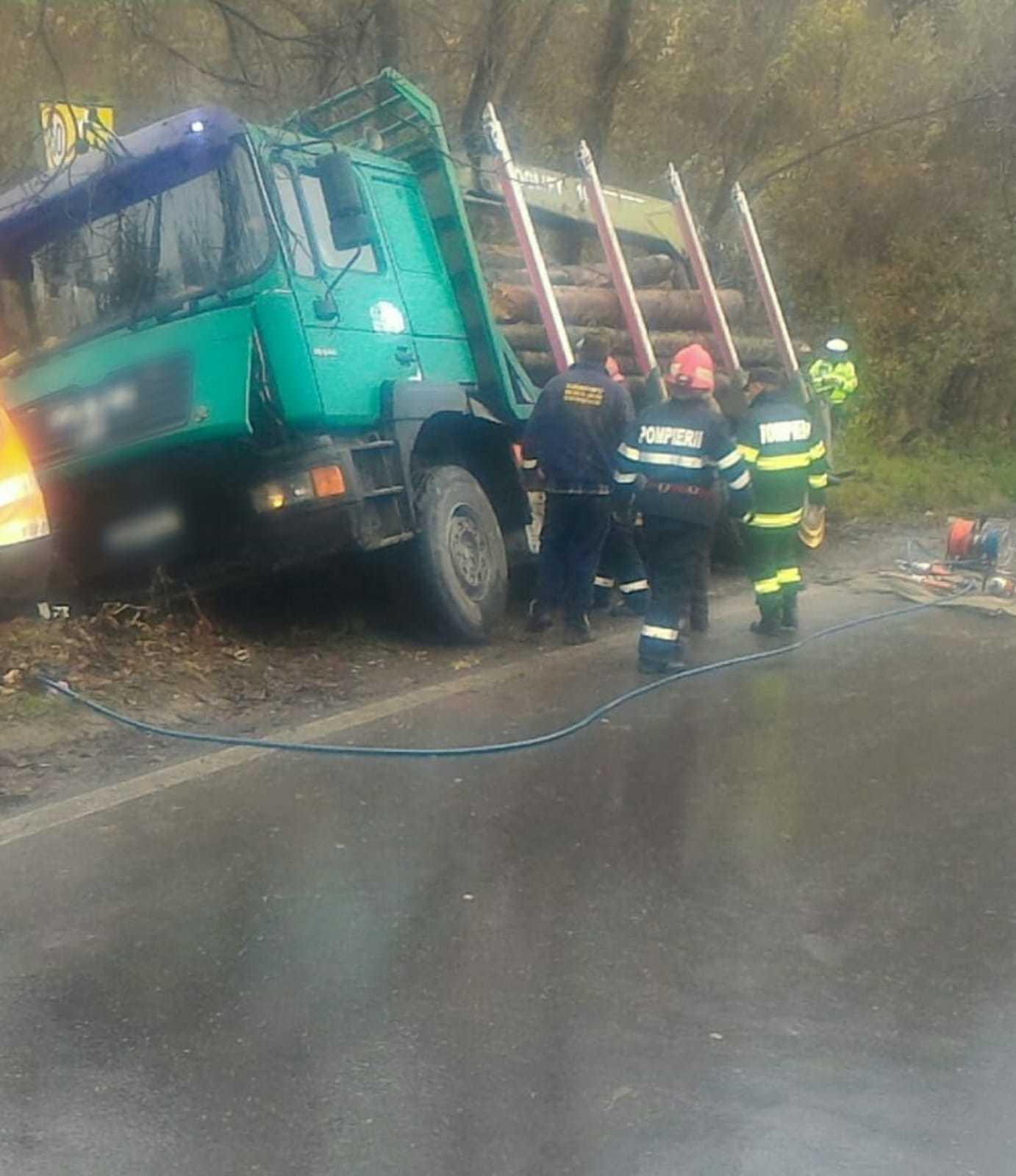 D&acirc;mboviţa: Camion cu lemne, răsturnat peste o femeie care mergea pe marginea şoselei, pe DN 71