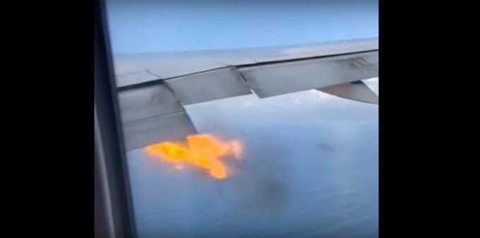 Panică și groază la bordul unui avion! Unul din motoare a luat foc &icirc;n aer - VIDEO