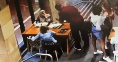 O femeie gravidă a fost lovită cu bestialitate într-o cafenea! Bărbatul ar fi atacat-o pe femeie pentru că era musulmană - VIDEO
