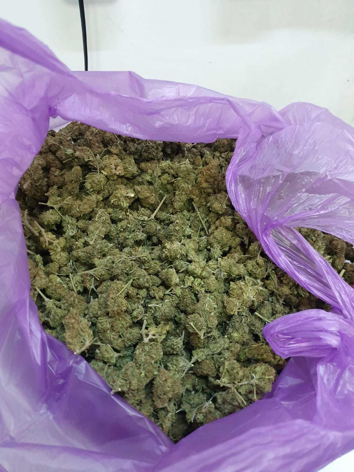 Bărbat reţinut după ce a fost prins &icirc;n flagrant de poliţişti şi procurori DIICOT c&acirc;nd &icirc;ncerca să v&acirc;ndă aproximativ cinci kilograme de cannabis