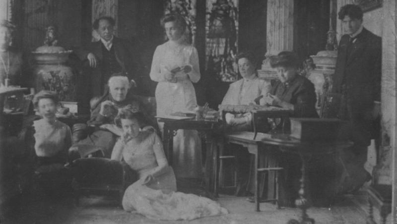 Salonul reginei Elisabeta de la Palatul Cotroceni. În dreapta imaginii, George Enescu, la începutul carierei lui.
