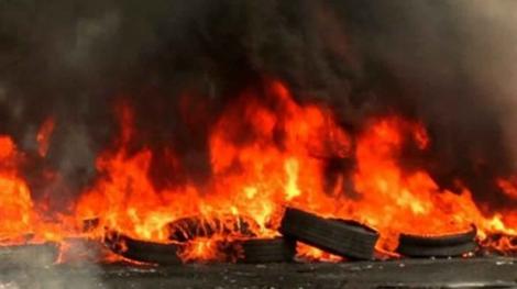 Incendiu la un depozit de cauciucuri din Drăgăşani: s-a trimis mesaj RO-Alert pe o rază de 6 kilometri