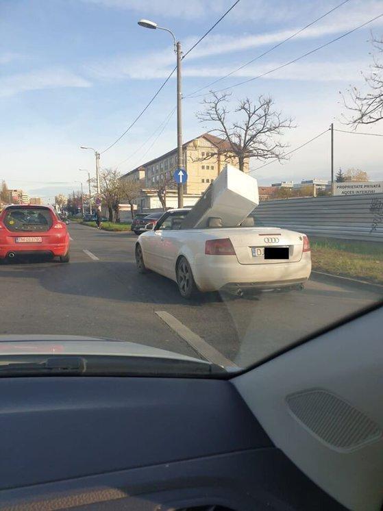 FOTO: Imagini VIRALE în Timișoara! Un frigider, transportat cu mașina decapotabilă! Reacția internauților