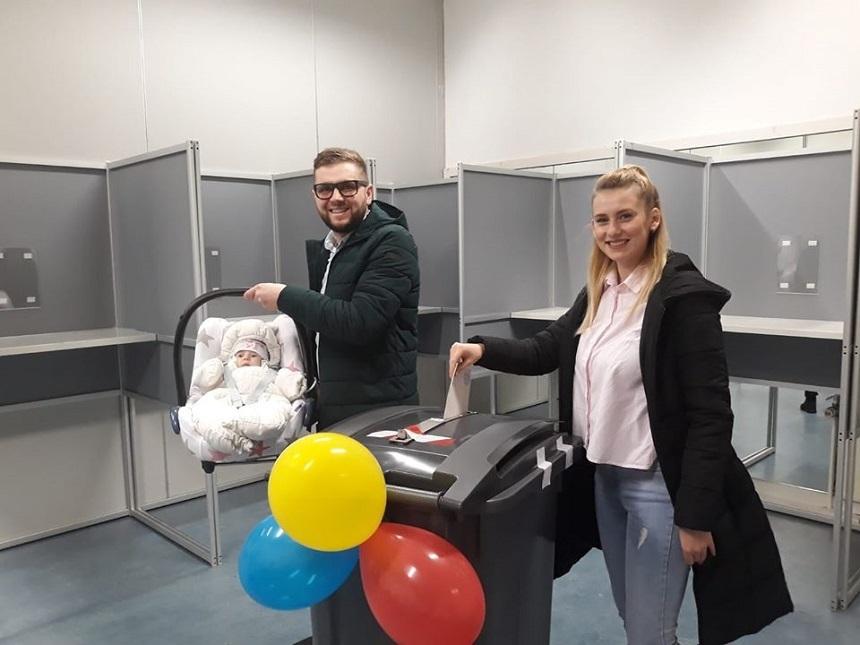 Alegeri prezidenţiale 2019 - Pubele decorate cu baloane tricolore, folosite pe post de urne la secţii de vot din Olanda