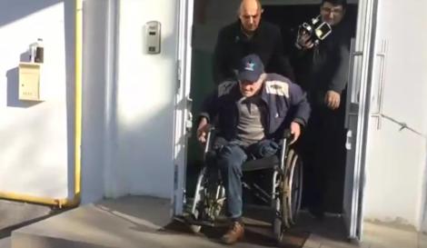 Un bărbat invalid din Sibiu s-a t&acirc;r&acirc;t singur pe trepte pentru a ajunge la vot: &rdquo;Numai să-mi cobor&acirc;ți căruțul... &rdquo;