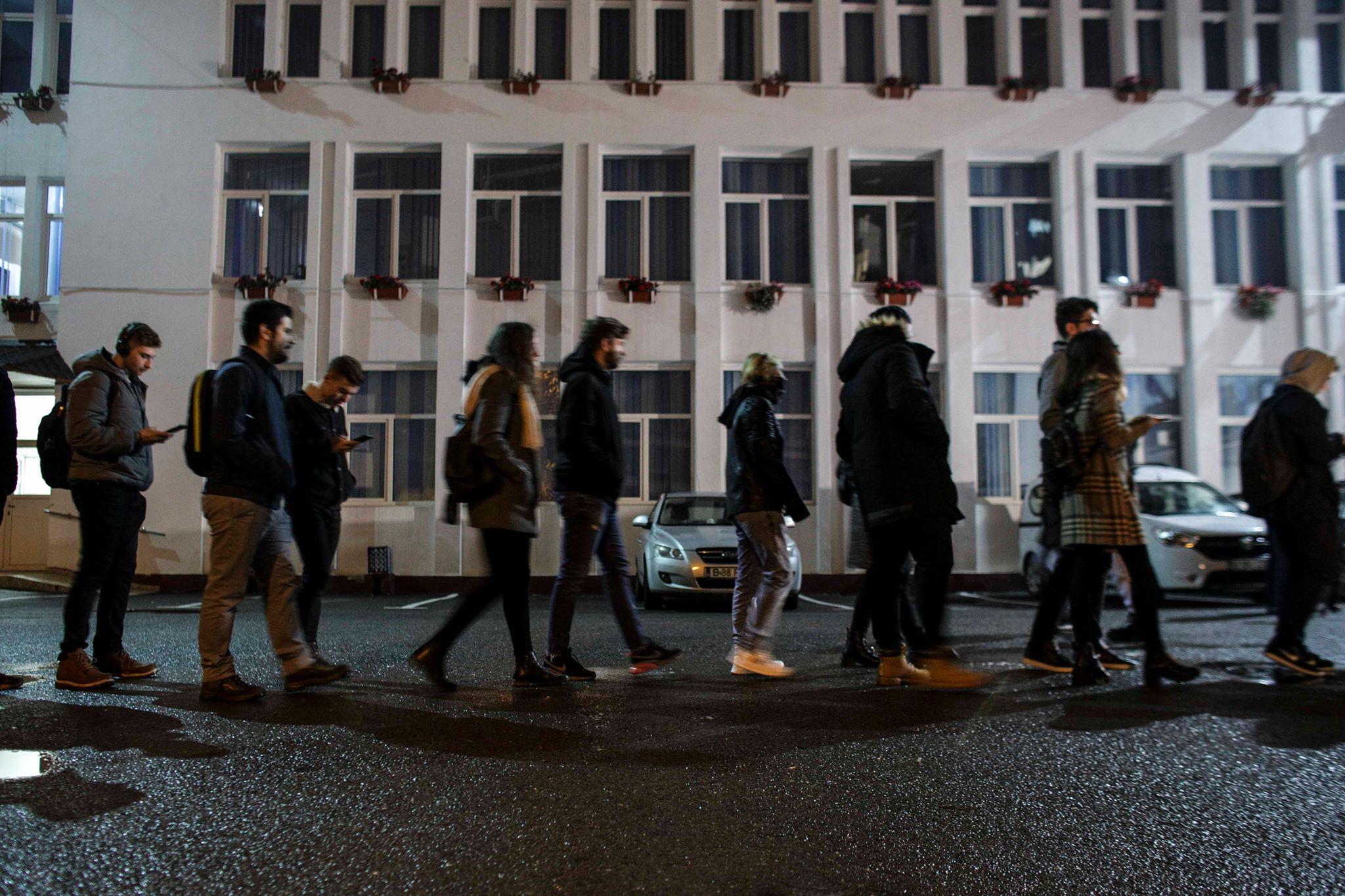 Alegeri prezidențiale 2019, Turul 2 | Studenții din Regie au făcut coadă la secția de vot, cu o oră &icirc;nainte de &icirc;nchiderea urnelor