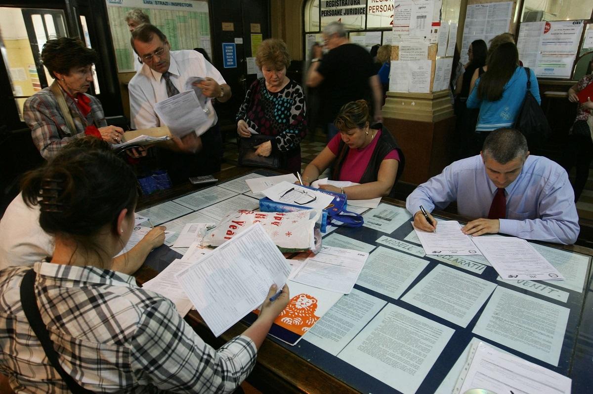 Se fac angajări la stat. Posturi la Universitate, primării, spitale, școli și alte instituții publice pentru rom&acirc;ni, cu și fără experiență