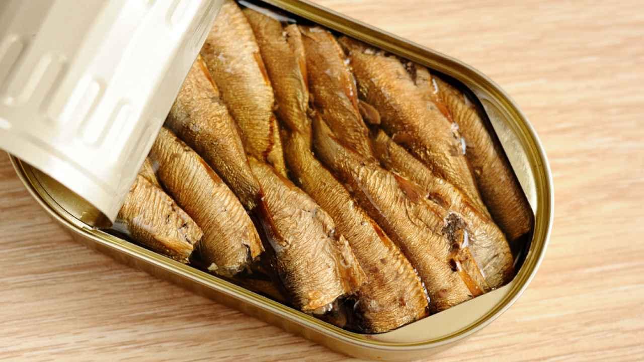 Bărbat din Iași ajuns &icirc;n comă, la spital, după ce a m&acirc;ncat o conservă de pește. Alimentul fusese ținut la căldură