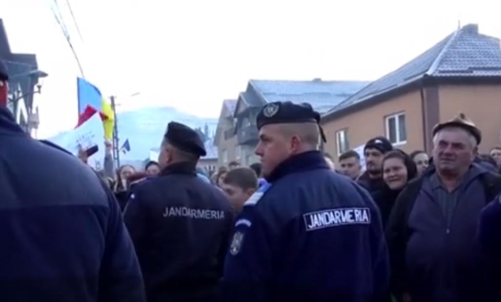 Profesor din Bistrița, păzit de jandarmi ca să nu ia bătaie de la părinți! Ce a făcut bărbatul