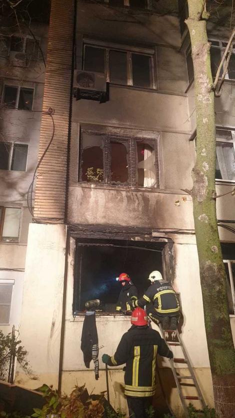 Incendiu provocat de un calorifer defect în Galați. Peste 20 de persoane au fost evacuate