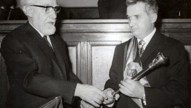 Nicolae Ceaușescu primește de la Ștefan Voitec sceptrul...prezidențial, ce amintește de cel regal, purtat de Ferdinand I Întregitorul