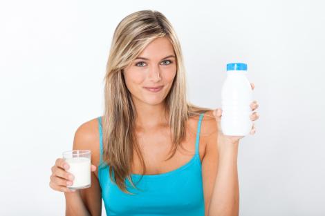 Este laptele de vacă toxic sau sănătos? În ce cantități trebuie consumat și ce trebuie să avem în vedere atunci când îl alegem de pe raft?