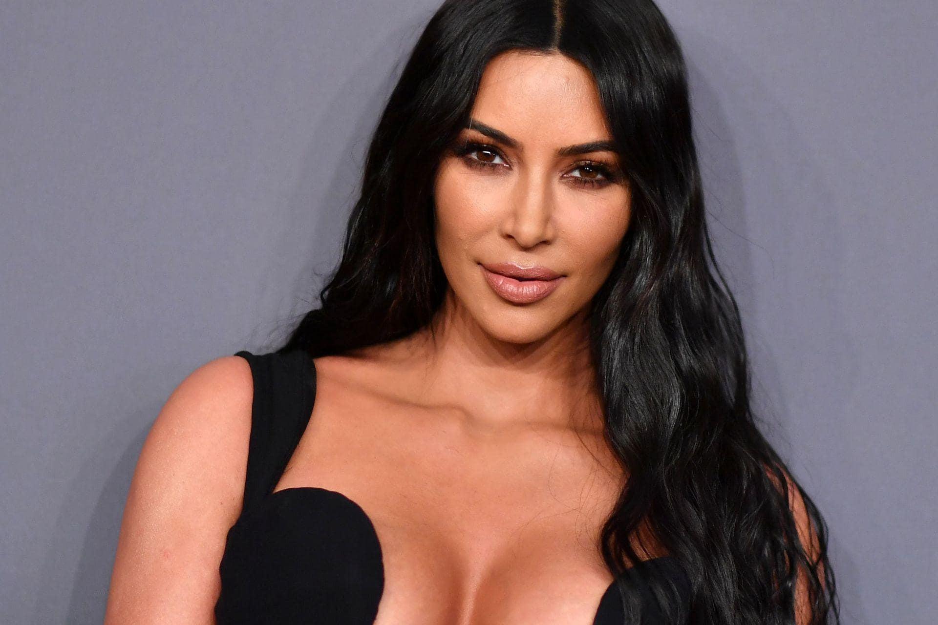 Kim Kardashian s-a făcut de r&acirc;s &icirc;n toată lumea cu rochia aleasă! &bdquo;Am pl&acirc;ns tot drumul...&rdquo;