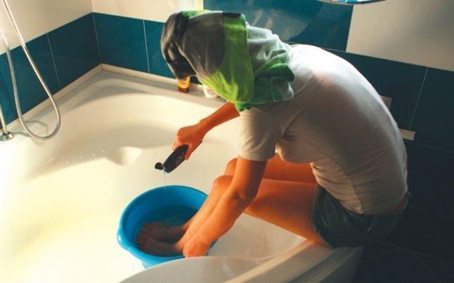 Bucureștenii vor să iasă &icirc;n fața primăriei cu ligheane! Lipsa apei calde și a căldurii le-a &icirc;ntins la maximum nervii