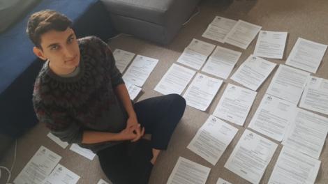 Un student român din Marea Britanie a primit 50 de amenzi de circulație deși nu are permis sau mașină! Cum a fost posibil