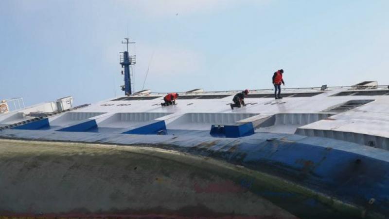 Două căi de acces în nava răsturnată în Portul Midia