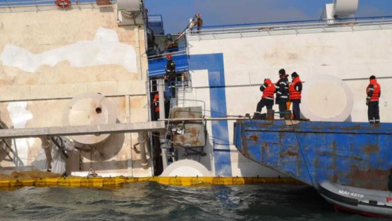 Două căi de acces noi în navă răsturnată în Portul Midia
