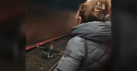 Momente de groază la metrou Unirii! Un bărbat s-a așezat pe șine și și-a așteptat moartea | FOTO
