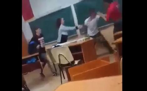 VIDEO/ Scene șocante într-o școală din județul Botoșani! Doi elevi și-au împărțit pumni și picioare în fața clasei