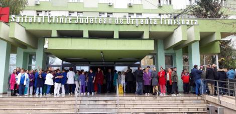 Protest spontan la Spitalul Judeţean Timişoara, după ce managerul Marius Craina a fost schimbat din funcţie
