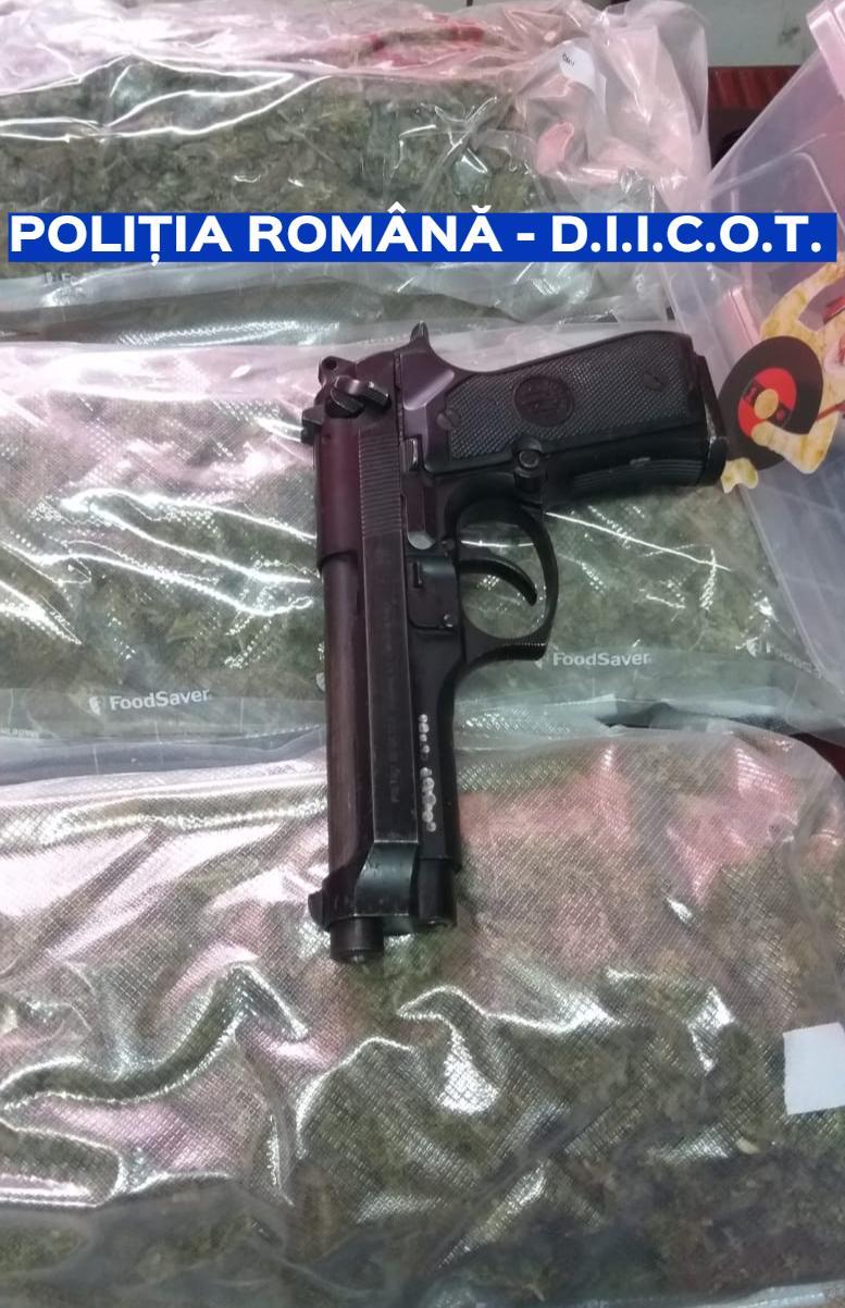 Poliţiştii şi procurorii au găsit cannabis şi cocaină, &icirc;n maşina unui şofer oprit &icirc;n Pantelimon. Ce au găsit &icirc;n mașina soției