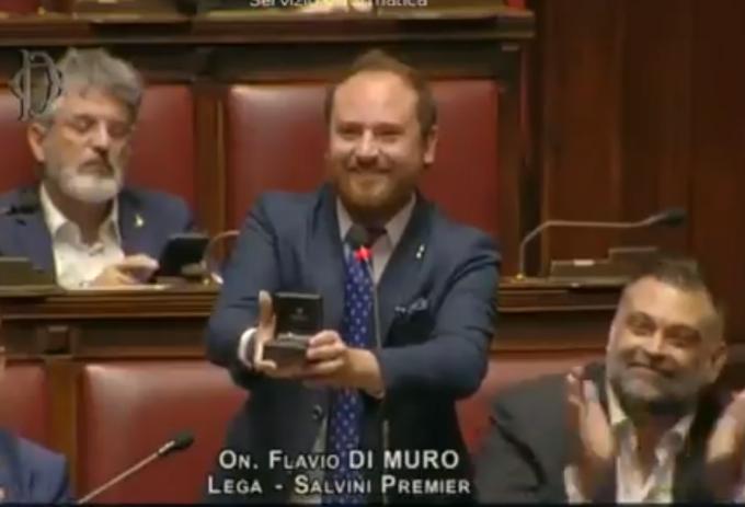 Moment emoționant la o sedință de plen! Un deputat și-a cerut iubita &icirc;n căsătorie &icirc;n fața parlamentarilor