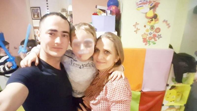 Ianis, alături de mama și de tatăl său adoptiv