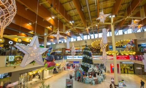 Spiritul Crăciunului s-a simţit mai devreme într-un mall din Tg. Mureş. 400 de copii au împodobit brazii cu globuri croşetate