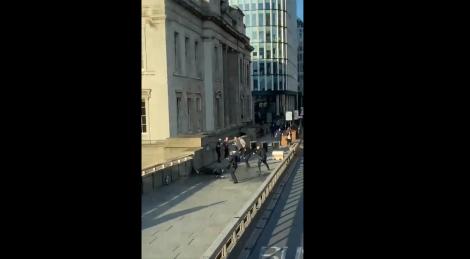 VIDEO | O româncă a filmat momentul în care atacatorul de la London Bridge e împușcat de polițiști! Imagini dramatice