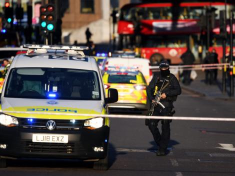 Teroarea a lovit din nou Londra! Un bărbat a înjunghiat mai mulţi oameni