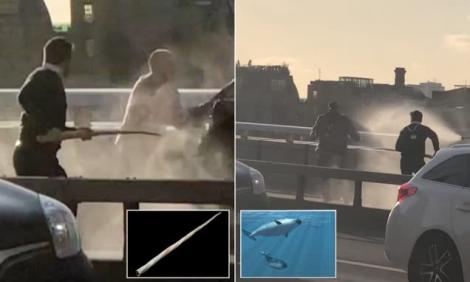 Momentul în care atacatorul de pe Podul Londrei a fost pus la pământ de niște bărbați înarmați cu un dinte de narval și un extinctor