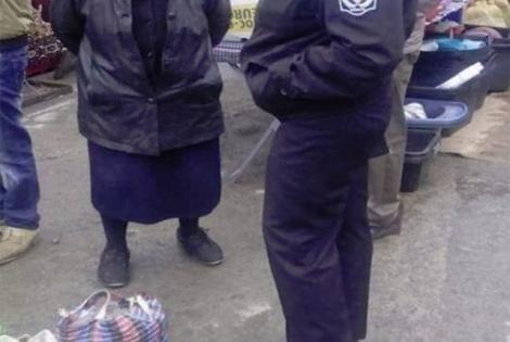 Scenă de toată rușinea! O polițiștă a umilit o bătrânică care vindea cartofi! ”Oare doamna asta în uniforma nu are şi ea bunica?”