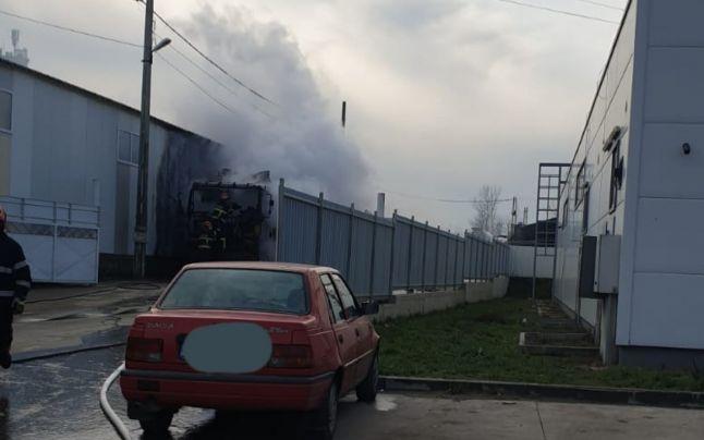 A ars ca o torță! Un camion a fost cuprins de flăcări!  Autovehiculul a ars &icirc;n proporție de 90%