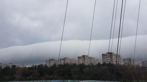 Fenomen bizar în București. Un nor cilindric a stat nemișcat ore în șir pe cer. Explicațiile date de specialiști: ”Se întâmplă foarte rar!”