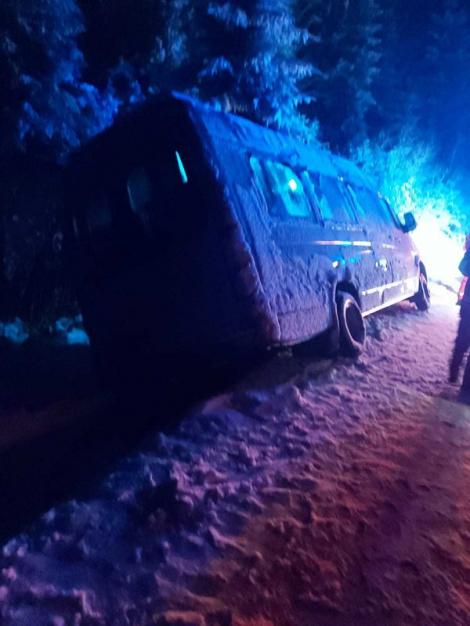 Microbuz cu 15 sportivi, implicat într-un accident rutier în Vrancea, unde ninge de ore în șir. Șapte echipaje intervin de urgență