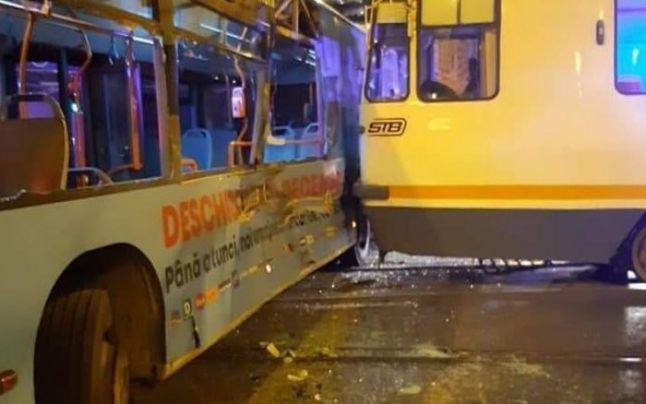 Accident cumplit &icirc;n București! Un autobuz a fost lovit din plin de un tramvai! &Icirc;n ce stare sunt victimele